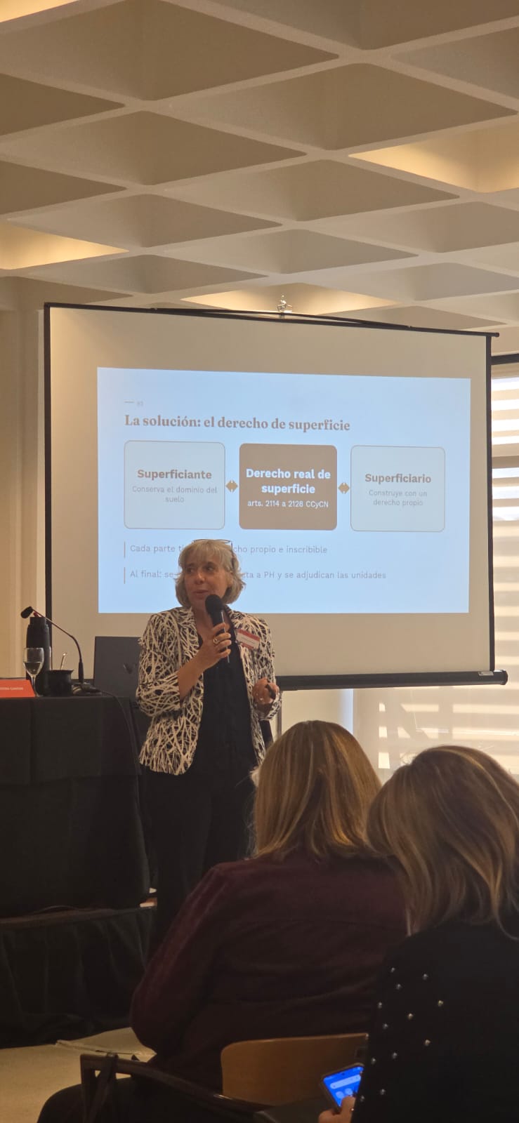 María Laura Szymanski exponiendo sobre el derecho real de superficie en el XXIII Congreso Nacional de Derecho Registral