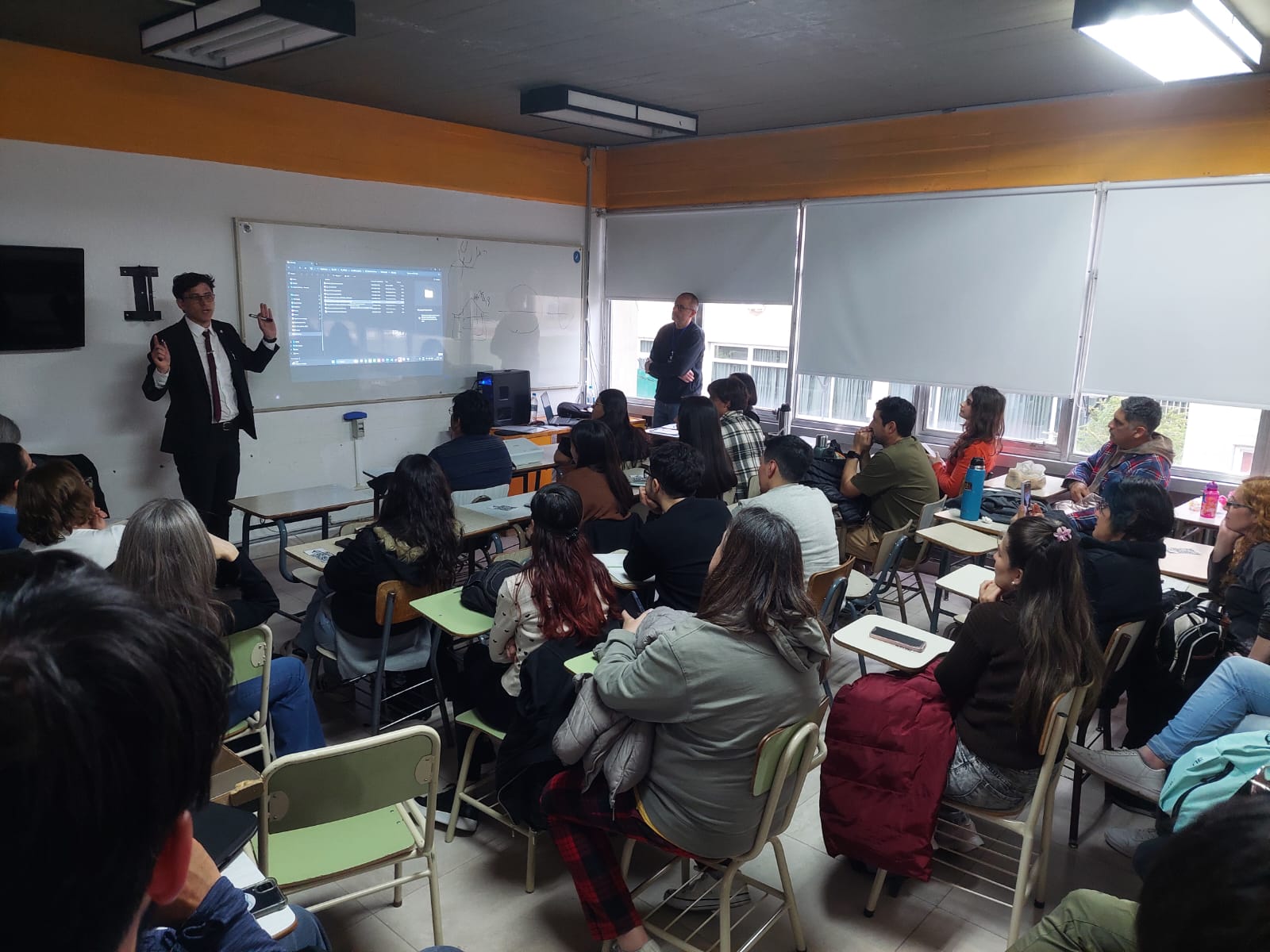 Guillermo O'Connor exponiendo en el Aula 10 durante las XIV Jornadas Patagónicas de Geografía, Trelew, 8 de octubre de 2026