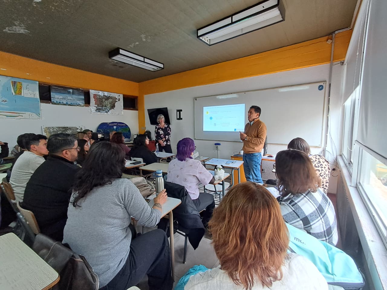 María Laura Szymanski exponiendo en el Aula 10 durante las XIV Jornadas Patagónicas de Geografía, Trelew, 8 de octubre de 2026