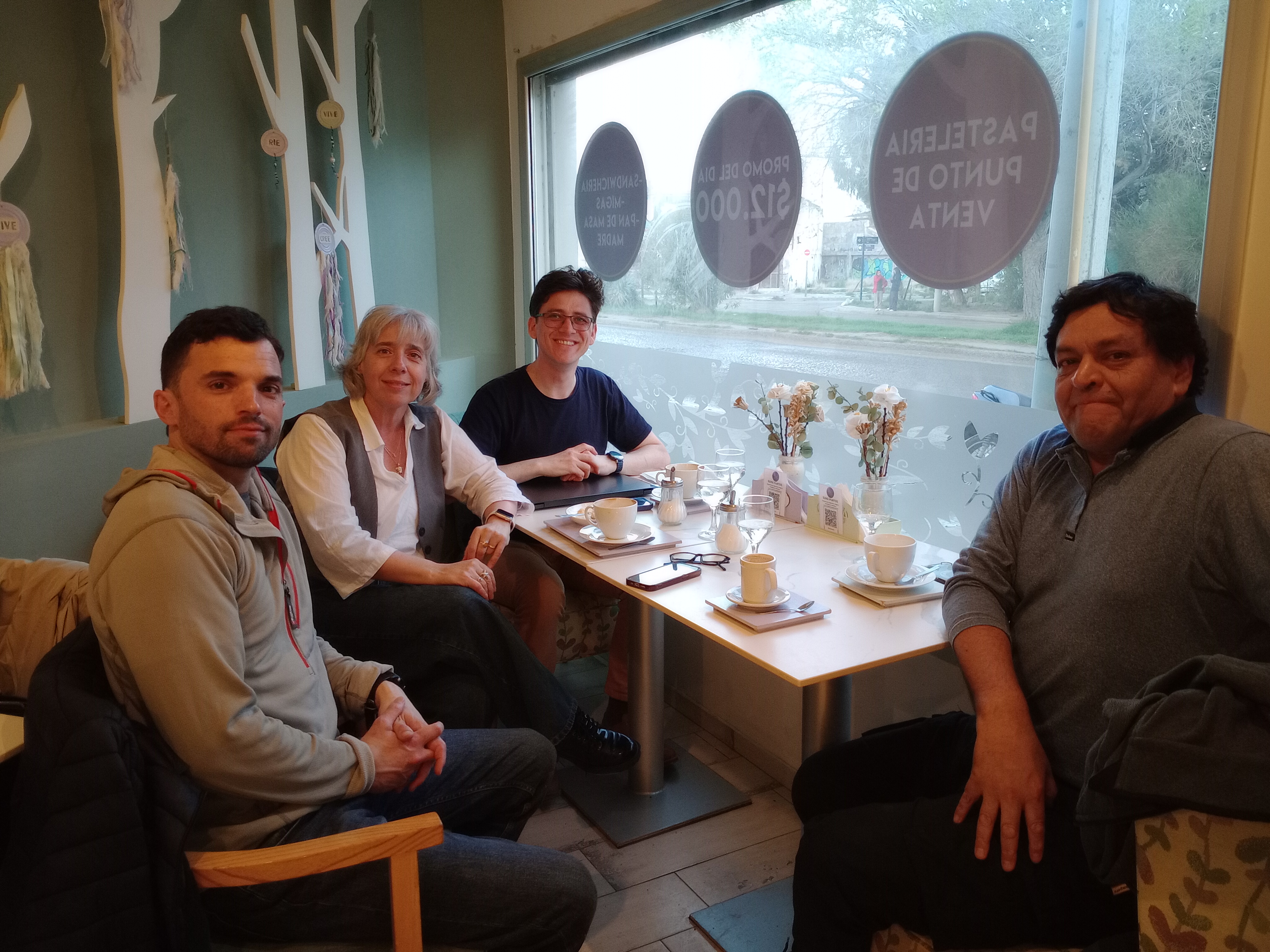 Integrantes del Ateneo Jurídico Territorial reunidos en una mesa durante su primera reunión presencial en Comodoro Rivadavia, el 2 de octubre de 2026